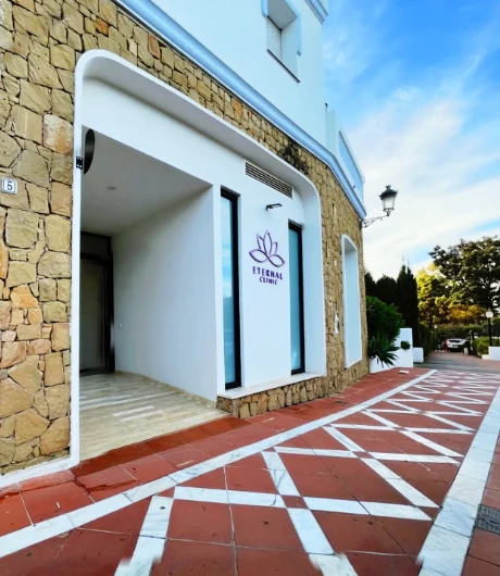 Fachada de Eternal Clinic en Nueva Andalucía